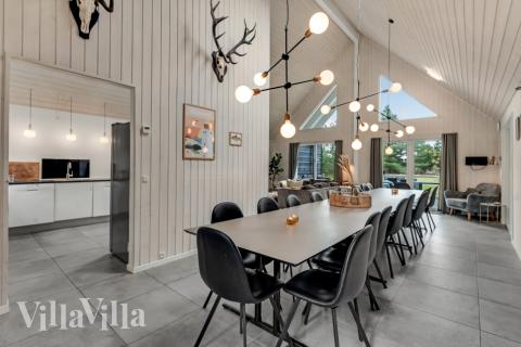 Det er god plass til at 24 personer sitter sammen i feriehusets oppholdsrom under et besøk i luksushus 189 i Vestjylland.