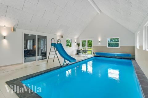 Feriehus 189 har et flott basseng med sklie, et stort innebygd boblebad og en badstue