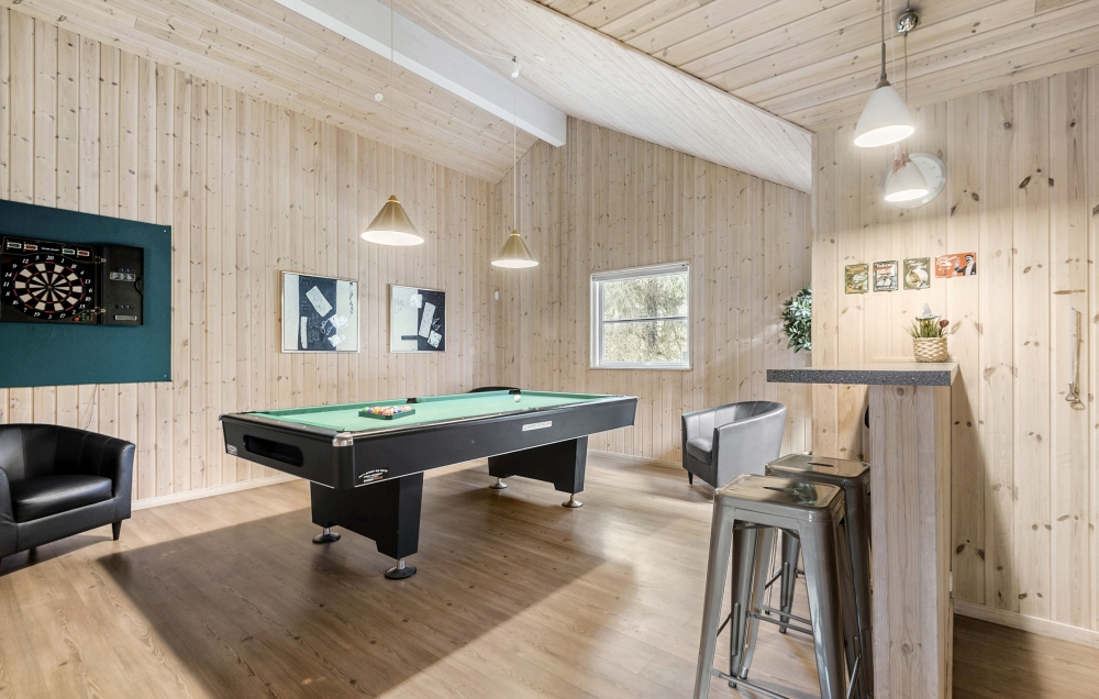 I tillegg til alle aktivitetsmulighetene i husets bassengavdeling, kan du også spille biljard, bordtennis og dart i luksushus nr. 197