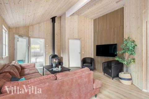 Sofaen i luksushus nr. 197 i Vestjylland er perfekt for å hygge seg med et brettspill eller se en film sammen.