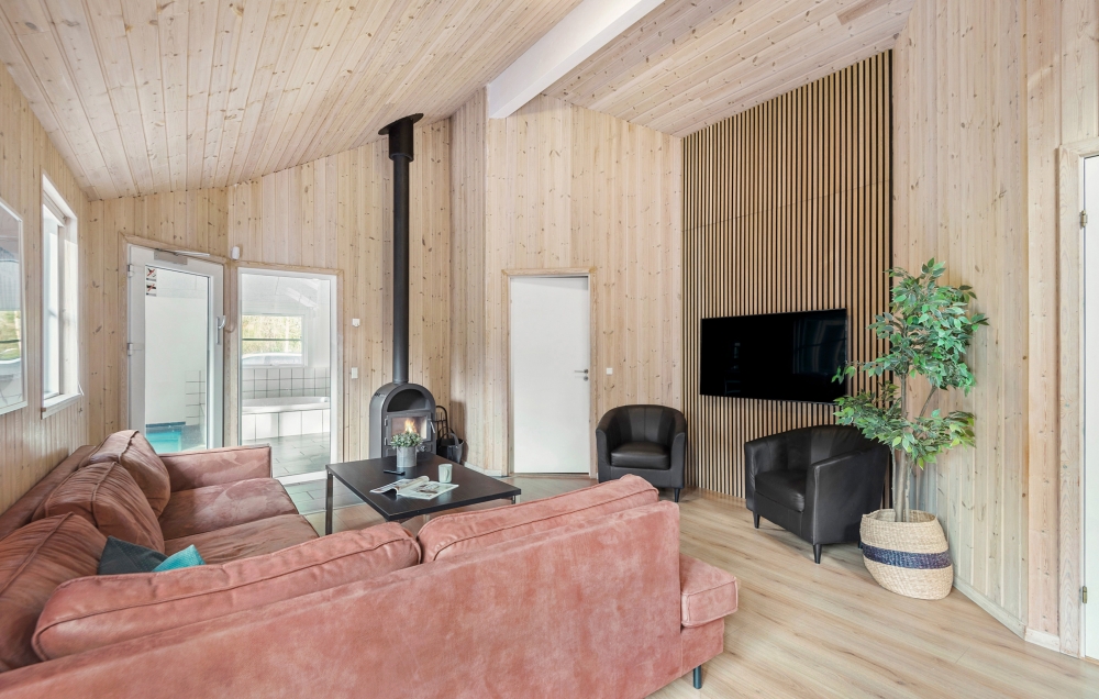 Sofaen i luksushus nr. 197 i Vestjylland er perfekt for å hygge seg med et brettspill eller se en film sammen.