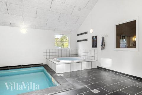 Det flotte bassenget i luksushus nr. 197 til 22 personer