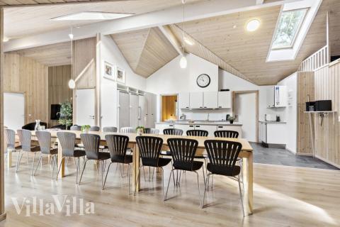 Det er plass til 22 personer i det store lyse oppholdsrommet i luksushus nr. 197.