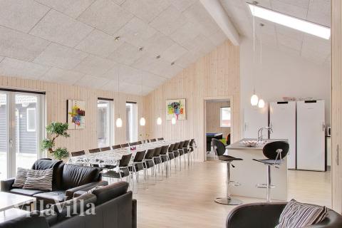 Det er plass til 24 personer i det store lyse oppholdsrommet i luksushus nr. 288.