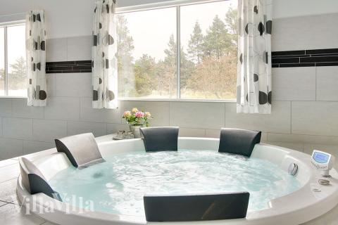 Nyt varmen i boblebadet i luksushus nr. 288 i Vestjylland