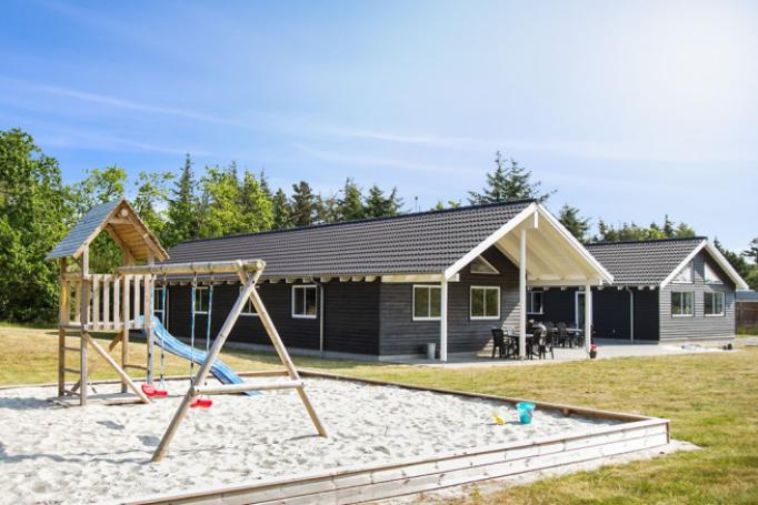 Dette praktfulle luksussommerhuset ligger i nærheten av den populære feriebyen Blåvand og Nordsjøens bølger\r\n