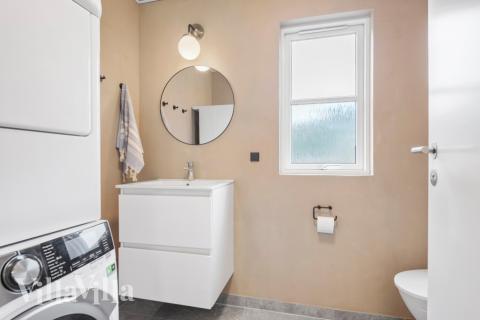 Det finnes bad med dusj i luksushus nr. 167 til 24 personer.