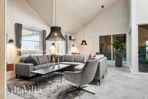 Sofaen i luksushus nr. 167 i Vestjylland er perfekt for å hygge seg med et brettspill eller se en film sammen.