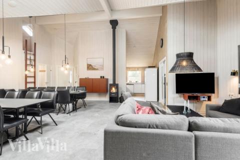 Det er plass til 24 personer i det store lyse oppholdsrommet i luksushus nr. 167.