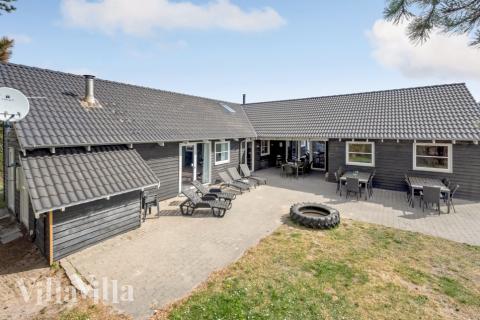 Dette lekre huset med svømmebasseng, nr. 167, med plass til 24 personer, ligger i Vestjylland