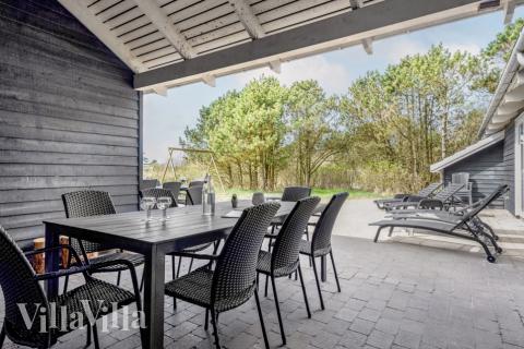 Nyt en grillkveld på terrassen i luksushus nr. 167 i Vestjylland