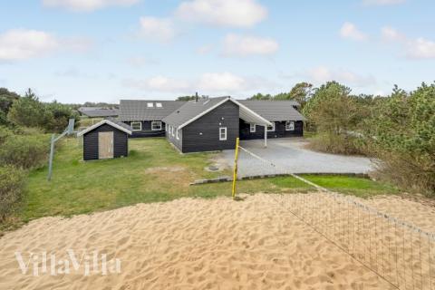 I det attraktive feriehuset nr. 167 i Vestjylland finnes det mengder av utendørsaktiviteter, som leketårn og huskestativ.