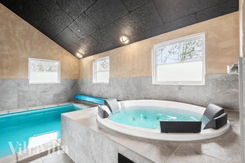 Nyt varmen i boblebadet i luksushus nr. 167 i Vestjylland