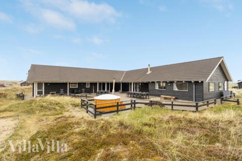 Dette lekre huset med svømmebasseng, nr. 176, med plass til 24 personer, ligger i Vestjylland