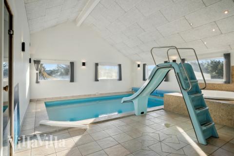 Feriehus 176 har et flott basseng med sklie, et stort innebygd boblebad og en badstue