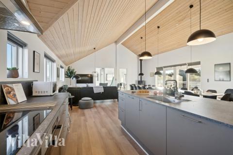 Kjøkkenet i luksushus nr. 176 i Vestjylland er godt innrettet.