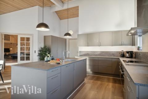 Kjøkkenet i luksushus nr. 176 er fullt utstyrt så dere lett kan lage mat til 24 personer.