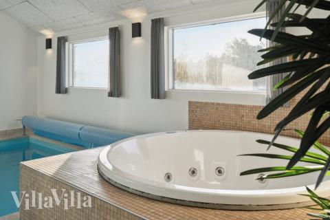 Nyt varmen i boblebadet i luksushus nr. 176 i Vestjylland