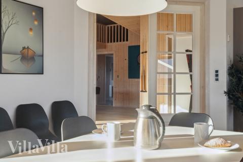 Det er plass til 24 personer i det store lyse oppholdsrommet i luksushus nr. 176.