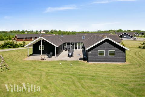 Dette lekre feriehuset med basseng i Marielyst passer perfekt for en begivenhetsrik ferie med familie og venner\r\n