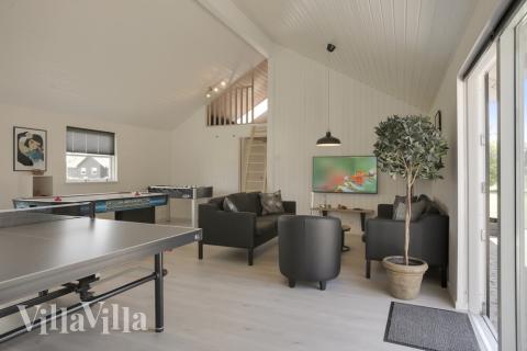 I tillegg til alle aktivitetsmulighetene i husets bassengavdeling, kan du også spille biljard, bordtennis og dart i luksushus nr. 207