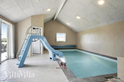 Feriehus 207 har et flott basseng med sklie, et stort innebygd boblebad og en badstue