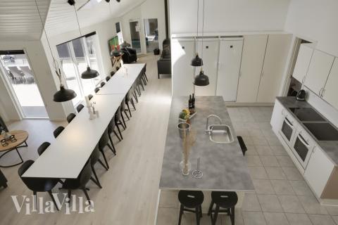 Det er plass til 26 personer i det store lyse oppholdsrommet i luksushus nr. 207.