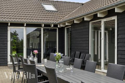 Luksushus nr. 207 har en deilig terrasse med gode hagemøbler til 26 personer.