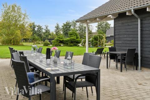 På terrassen i feriehus nr. 207 er det plass til 26 personer.