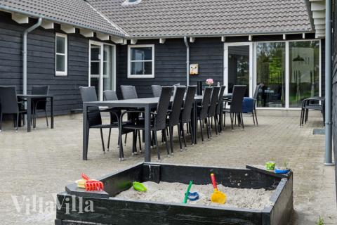 I det attraktive feriehuset nr. 207 i Lolland/Falster/Møn finnes det mengder av utendørsaktiviteter, som leketårn og huskestativ.