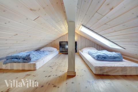 Noen av de 10 soveplassene i luksushus nr. 232 finnes på hems