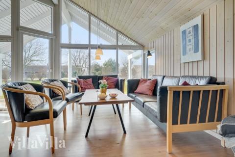 Sofaen i luksushus nr. 232 i Lolland/Falster/Møn er perfekt for å hygge seg med et brettspill eller se en film sammen.