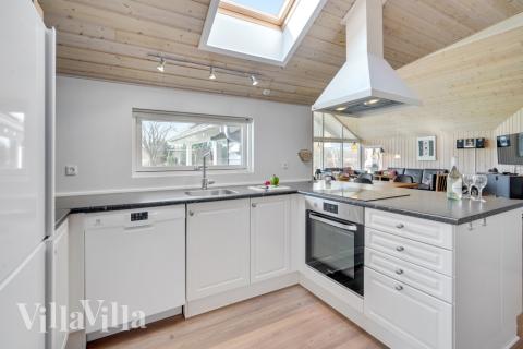 Kjøkkenet i luksushus nr. 232 er fullt utstyrt så dere lett kan lage mat til 10 personer.