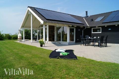 Luksushus nr. 232 har en deilig terrasse med gode hagemøbler til 10 personer.