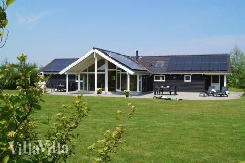 Dette lekre huset med spa, nr. 232, med plass til 10 personer, ligger i Lolland/Falster/Møn