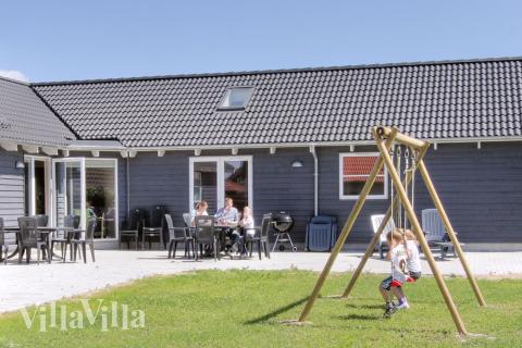 Luksushus nr. 221 har en deilig terrasse med gode hagemøbler til 16 personer.