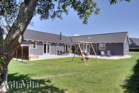 Dette flotte luksussommerhuset ligger på naturtomt like ved vannet i Bagenkop, på hyggelige Langeland\r\n