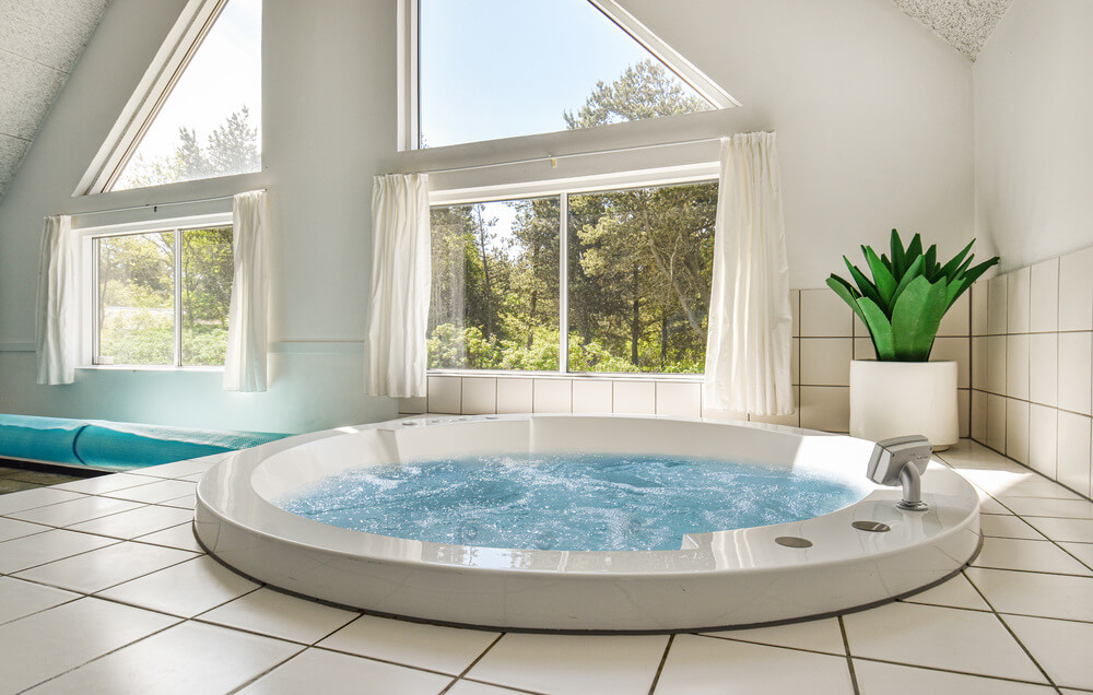 Nyt varmen i boblebadet i luksushus nr. 224 i Vestjylland