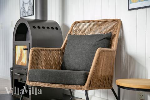 Sofaen i luksushus nr. 212 i Lolland/Falster/Møn er perfekt for å hygge seg med et brettspill eller se en film sammen.