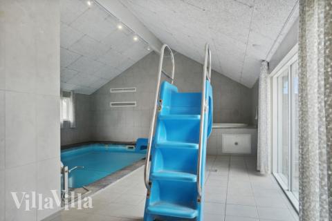 Feriehus 212 har et flott basseng med sklie, et stort innebygd boblebad og en badstue