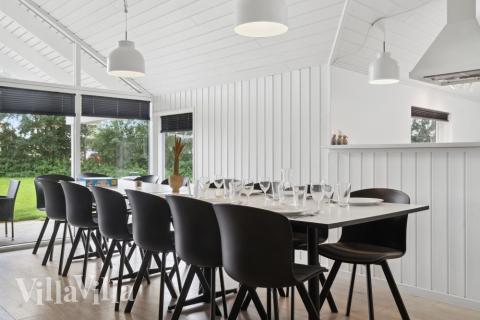 Det er plass til 14 personer i det store lyse oppholdsrommet i luksushus nr. 212.