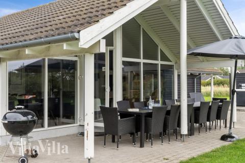 Nyt en grillkveld på terrassen i luksushus nr. 212 i Lolland/Falster/Møn