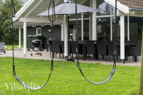I det attraktive feriehuset nr. 212 i Lolland/Falster/Møn finnes det mengder av utendørsaktiviteter, som leketårn og huskestativ.