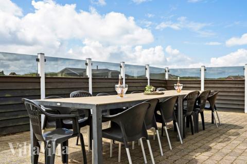 Nyt en grillkveld på terrassen i luksushus nr. 294 i Vestjylland