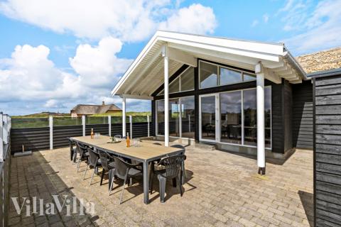 Luksushus nr. 294 har en deilig terrasse med gode hagemøbler til 18 personer.