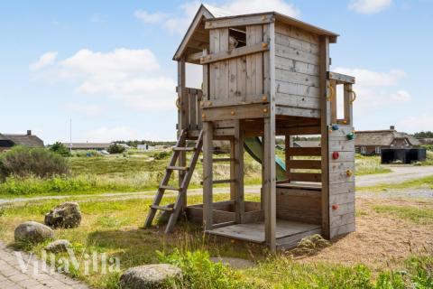 I det attraktive feriehuset nr. 294 i Vestjylland finnes det mengder av utendørsaktiviteter, som leketårn og huskestativ.