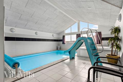 Feriehus 294 har et flott basseng med sklie, et stort innebygd boblebad og en badstue