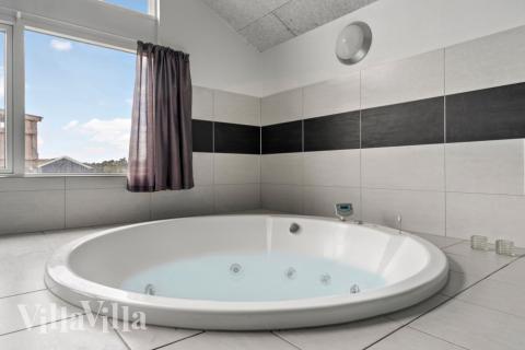 Nyt varmen i boblebadet i luksushus nr. 294 i Vestjylland