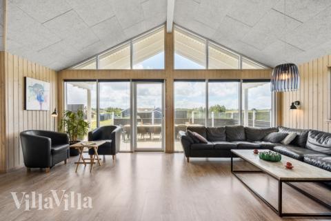 Det er god plass til hygge i feriehusets sofagruppe under oppholdet i luksushus nr. 294