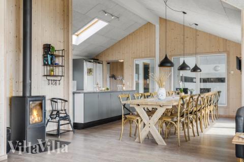 Det er plass til 18 personer i det store lyse oppholdsrommet i luksushus nr. 294.